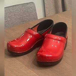 Dansko Shiny Red Patent leather Clogs sz 40 9.5 10 EUC